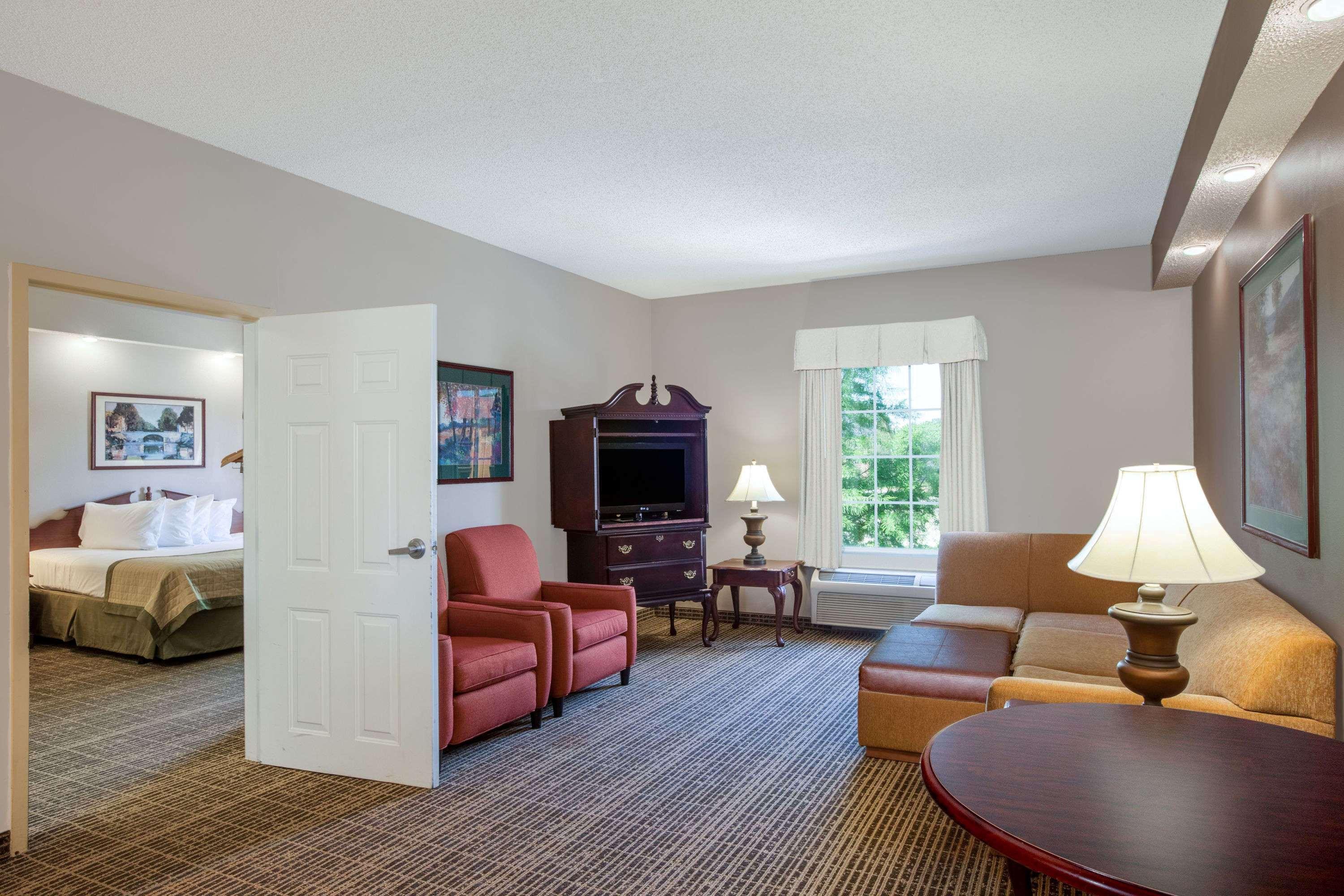 Baymont By Wyndham Lafayette Airport Hotel Exterior photo
